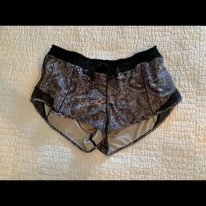 Lululemon 2.5 hotty hot short